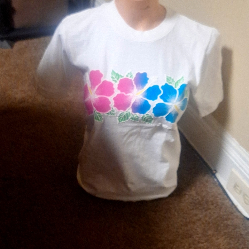 White tee Hawaii with flowers on front